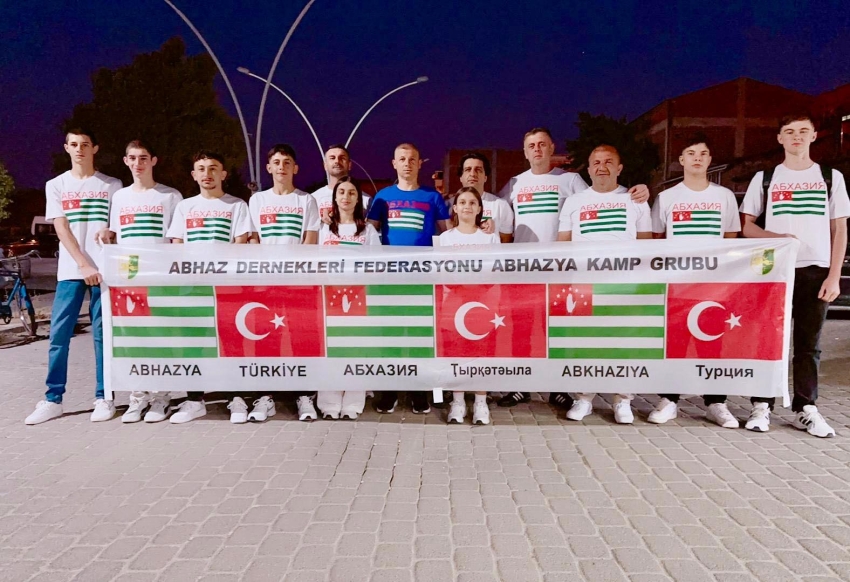В рамках ежегодного летнего лагеря «Ахьышьҭрахь» 23 августа в Абхазию прибыла третья группа соотечественников из Турции