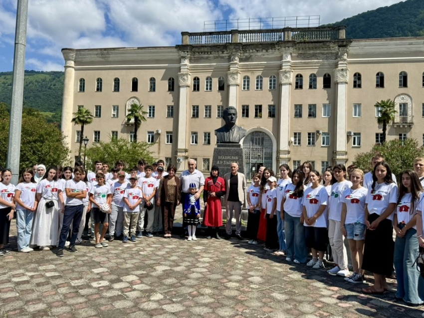 Участники летнего молодежного лагеря «Ахьышьҭрахь» посетили город Ткуарчал